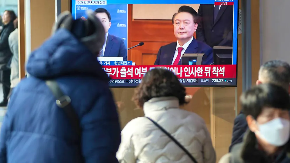 Ein Fernsehbildschirm zeigt Aufnahmen des abgesetzten südkoreanischen Präsidenten Yoon Suk Yeol während einer Nachrichtensendung im Bahnhof von Seoul, Südkorea. Foto: Lee Jin-man/AP/dpa