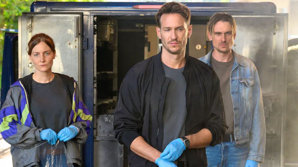 Mit diesem alten Bekannten bekamen es die Saarbrücker «Tatort»-Kommissare zu tun. Der brutale Überfall auf einen Geldtransporter beschäftigte Hauptkommissarin Pia Heinrich (Ines Marie Westernströer), Hauptkommissar Leo Hölzer (Vladimir Burlakov, Mitte) und Hauptkommissar Adam Schürk (Daniel Sträßer) in ihrem sechsten gemeinsamen «Tatort».