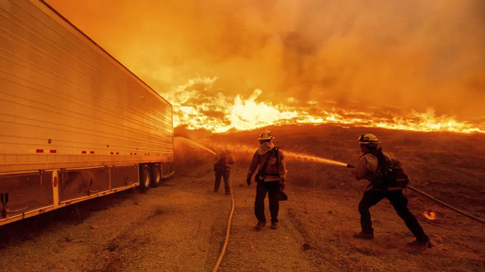 Feuerwehrleute bekämpfen das «Hughes Fire» in Castaic in Südkalifornien. (22. Januar 2025) 