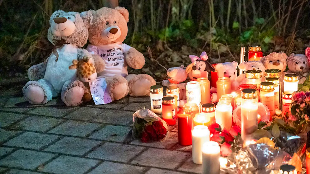Zwei Teddybären und zahlreiche Kerzen stehen im Park Schöntal. Das Bündnis «Aschaffenburg bleibt bunt» veranstaltet ein stilles Gedenken nach dem tödlichen Messerangriff im Park Schöntal. Foto: Daniel Vogl/dpa
