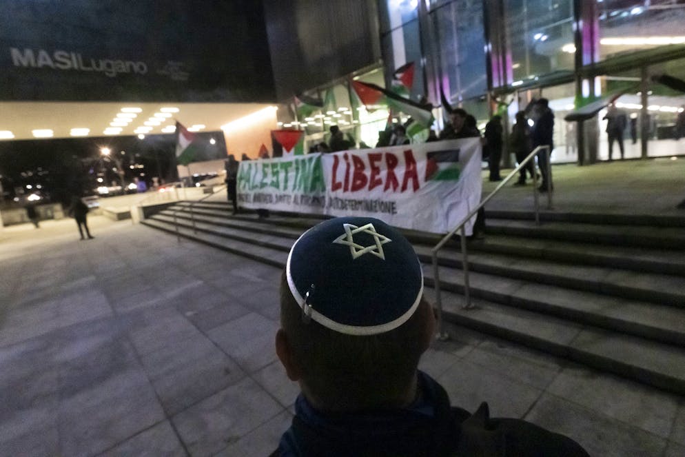 Il presidio contro il concerto dell’Orchestra Filarmonica di Israele presso il LAC, sul posto ad osservare anche un’israeliano con Kippah.