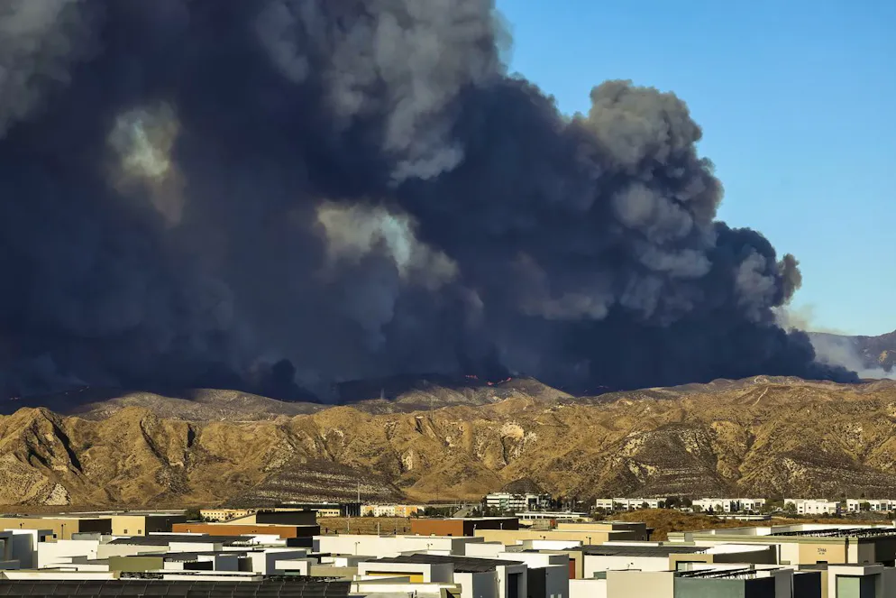 Fumée noire et flammes au-dessus de l'incendie de forêt Hughes près de Santa Clarita, Californie, États-Unis, 22 janvier 2025.