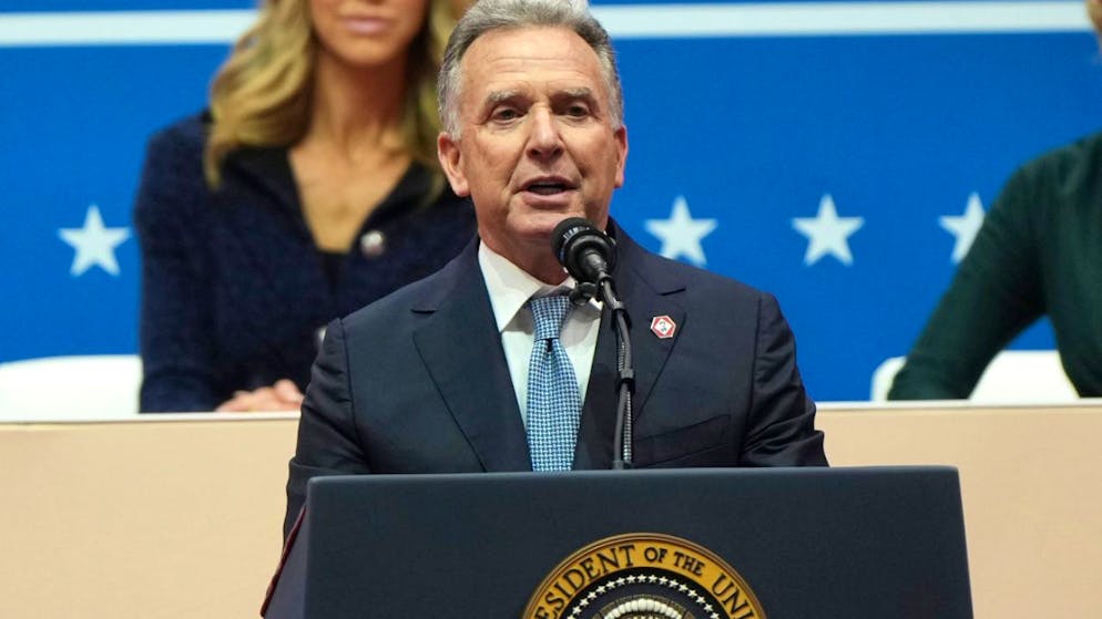 Steve Witkoff spricht bei einer Indoor-Parade zur Amtseinführung des US-Präsidenten. Foto: Matt Rourke/AP/dpa
