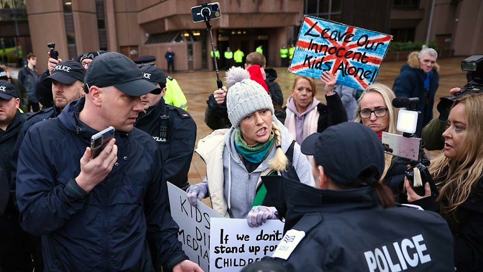 Des manifestants se disputent avec la police devant la Liverpool Crown Court à Liverpool, jeudi, où Axel Rudakubana, 18 ans, va être condamné après avoir plaidé coupable du meurtre de trois jeunes filles et de la tentative de meurtre de huit autres enfants et de deux adultes à Southport.
