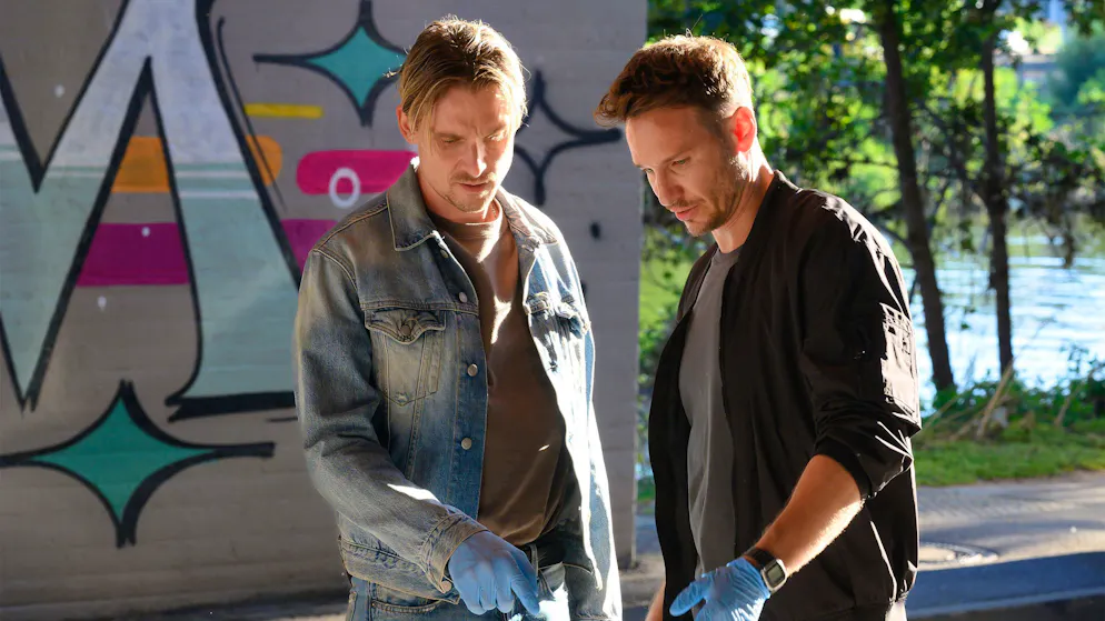 Mit diesem alten Bekannten bekamen es die Saarbrücker «Tatort»-Kommissare zu tun. Adam Schürk (Daniel Sträßer, links) und Hauptkommissar Leo Hölzer (Vladimir Burlakov) sahen sich die Überreste am Tatort genauer an.