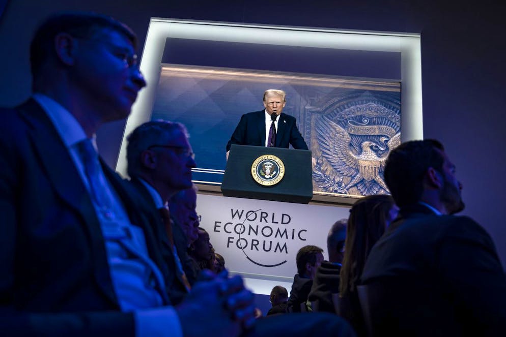 «Producete in America o dovrete pagare i dazi»: è il messaggio del neo presidente Donald Trump all'élite globale riunita al WEF di Davos.