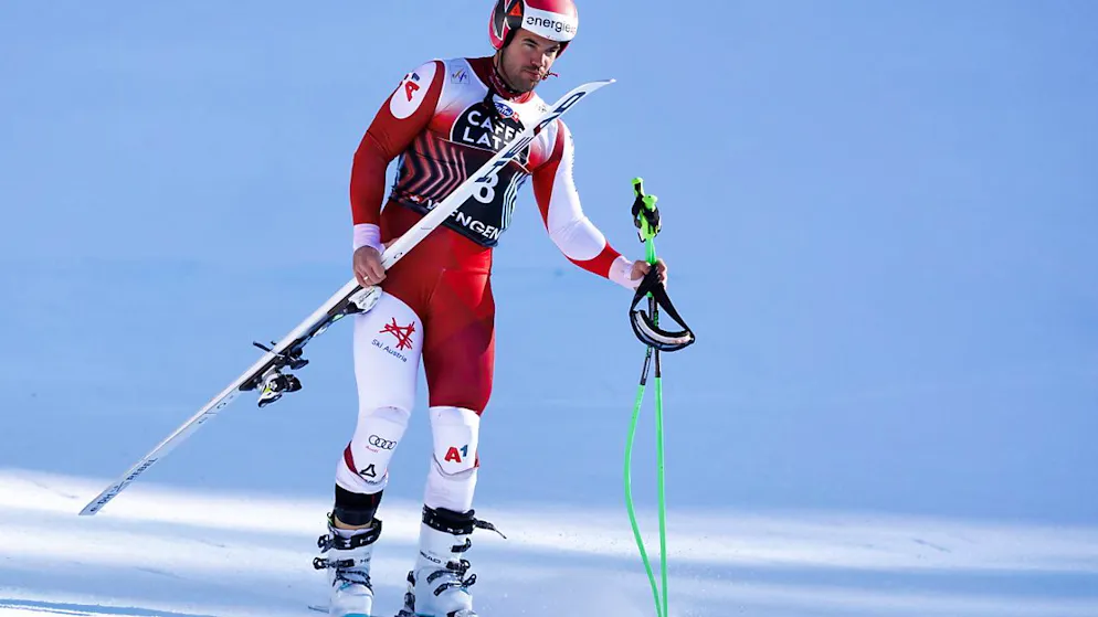 Vincent Kriechmayr fährt in Wengen nach seinem Sturz im Ziel-S auf einem Ski ins Ziel