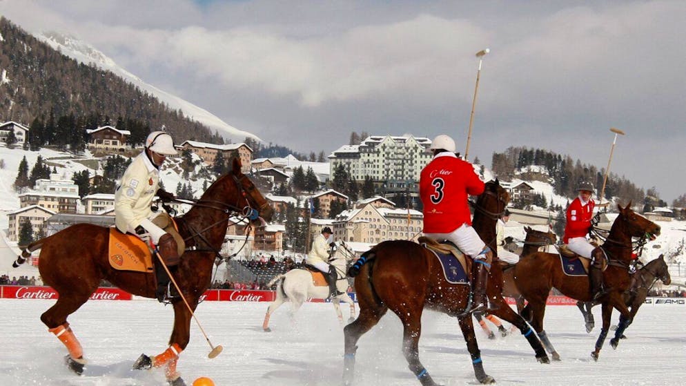 Da quarant'anni sul lago ghiacciato di St. Moritz va in scena il torneo di polo su neve, chiamato Snow Polo World Cup (foto d'archivio).