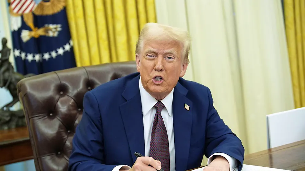 Donald Trump était interrogé alors qu'il signait des décrets dans le bureau ovale.