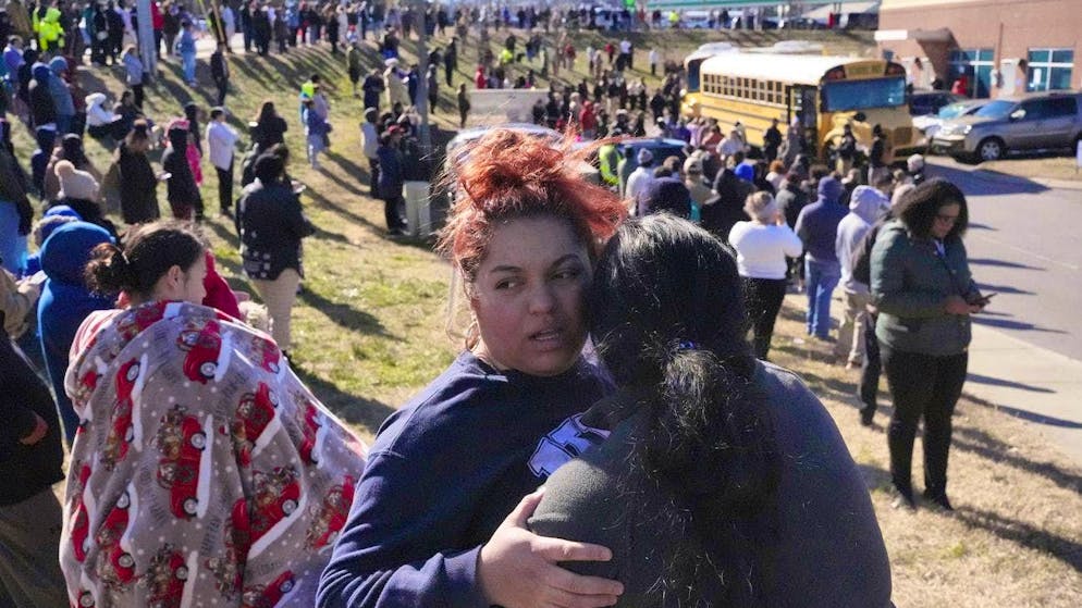 Relatives after the crime at Antioch High School in Nashville. (January 22, 2025)