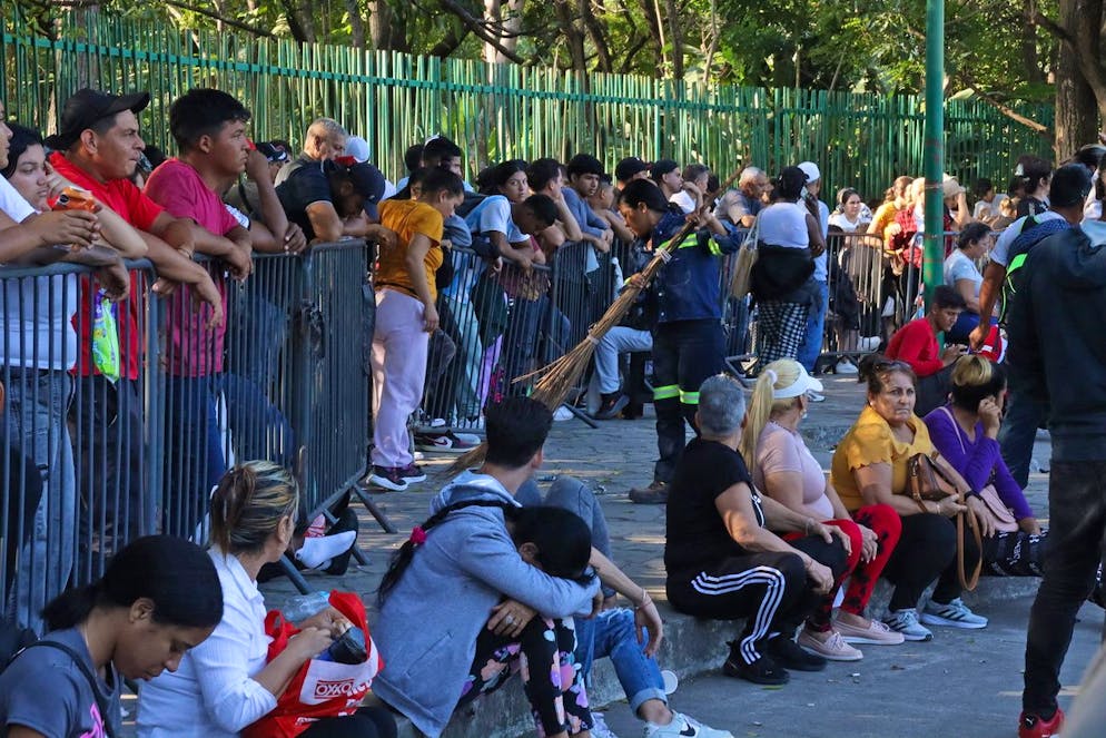 Anti-immigration USA. Des personnes font la queue pour résoudre leur situation d'immigration à Tapachula, dans l'État du Chiapas, au Mexique, le 22 janvier 2025. Les migrants bloqués à la frontière sud du Mexique doivent choisir entre poursuivre leur voyage ou retourner dans leur pays en raison des nouvelles restrictions imposées par le président américain Donald Trump et des politiques de rapatriement annoncées par la présidente mexicaine Claudia Sheinbaum.