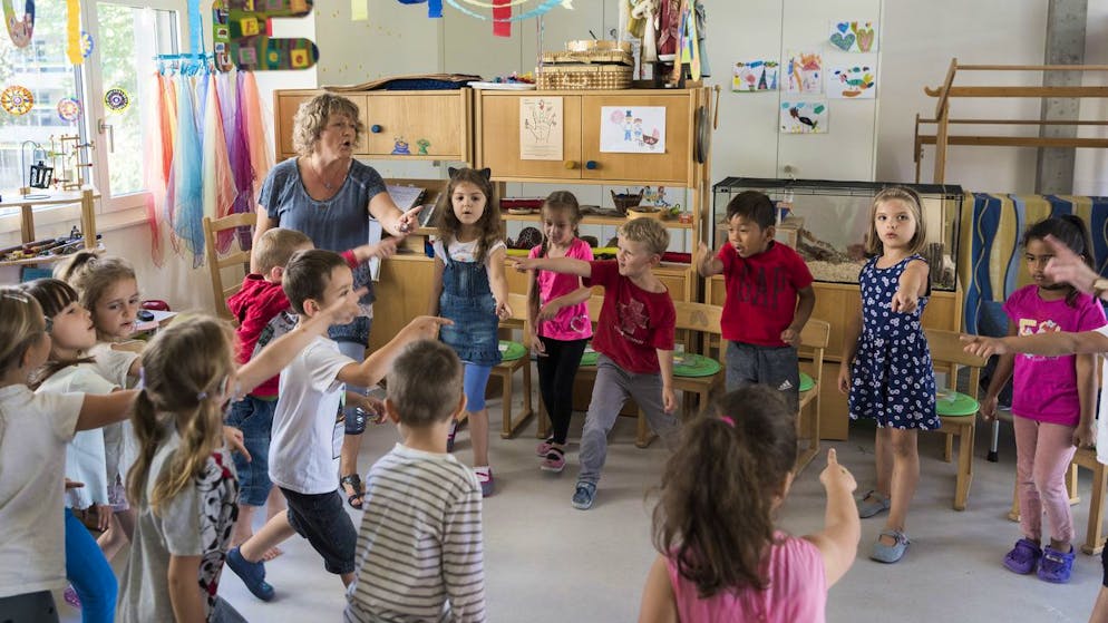 Jüngere Schüler haben das Nachsehen. Manche Eltern schulen Kinder später ein, um deren Chancen zu erhöhen