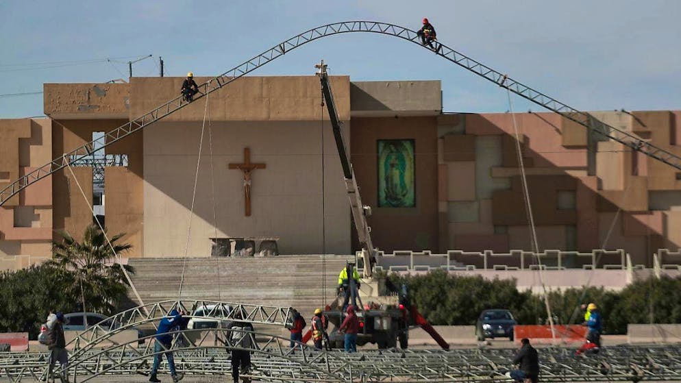 Workers begin setting up temporary accommodation for possible deportees from the USA. Photo: Christian Chavez/AP/dpa