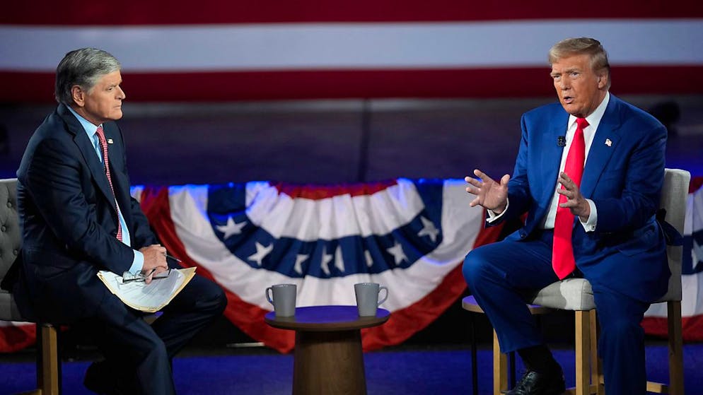 ARCHIV - Der republikanische Präsidentschaftskandidat und ehemalige US-Präsident Donald Trump nimmt in der New Holland Arena an einer Diskussionsrunde mit dem FOX-Nachrichtenmoderator Sean Hannity teil. Foto: Evan Vucci/AP/dpa