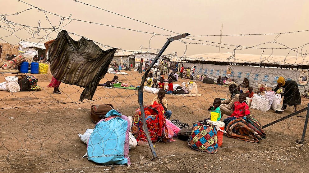 ARCHIV - Flüchtlinge warten auf die Weiterreise in die südsudanesische Grenzstadt Renk. Der Machtkampf im Sudan hat die nach UN-Angaben weltweit größte Flüchtlingskrise mit mehr als zwölf Millionen Geflüchteten ausgelöst. Seit Monaten kämpfen die Konfliktparteien um die Kontrolle in der Region Nord-Darfur. Foto: Eva-Maria Krafczyk/dpa