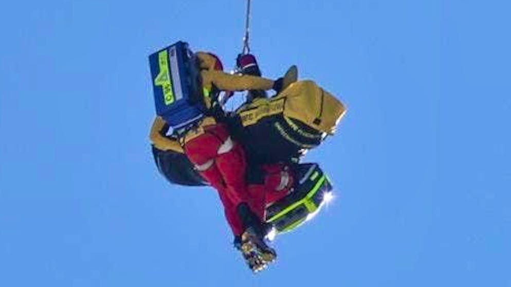 Molte cadute a Kitzbühel. Alexis Pinturault, star francese dello sci, soccorso in elicottero
