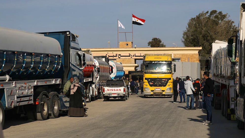 ARCHIV - Hilfsgütertransporte stehen am Grenzübergang Rafah Schlange, um in die palästinensischen Gebiete zu gelangen. Foto: Gehad Hamdy/dpa/Archivbild