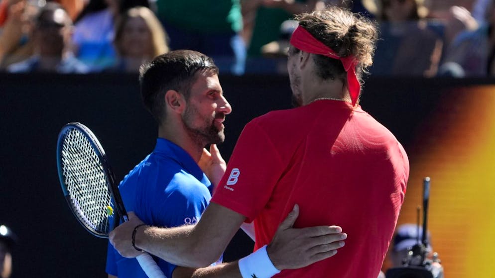 Alexander Zverev (rechts) profitiert von der Aufgabe des Serben Novak Djokovic