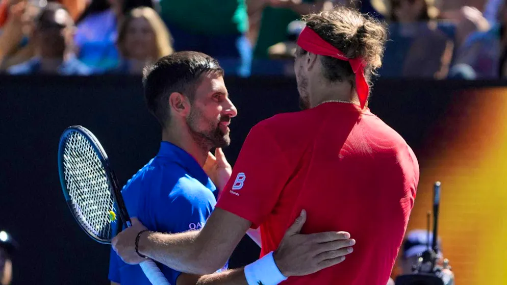 Alexander Zverev (a destra) approfitta del ritiro del serbo Novak Djokovic
