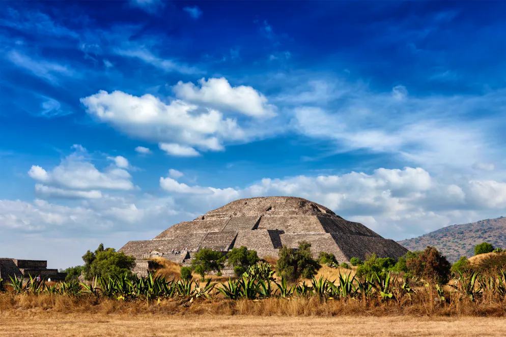 Théorie des anciens astronautes. La construction de la pyramide de Teotihuacan, au Mexique, aurait débuté vers 100 av-J.-C.