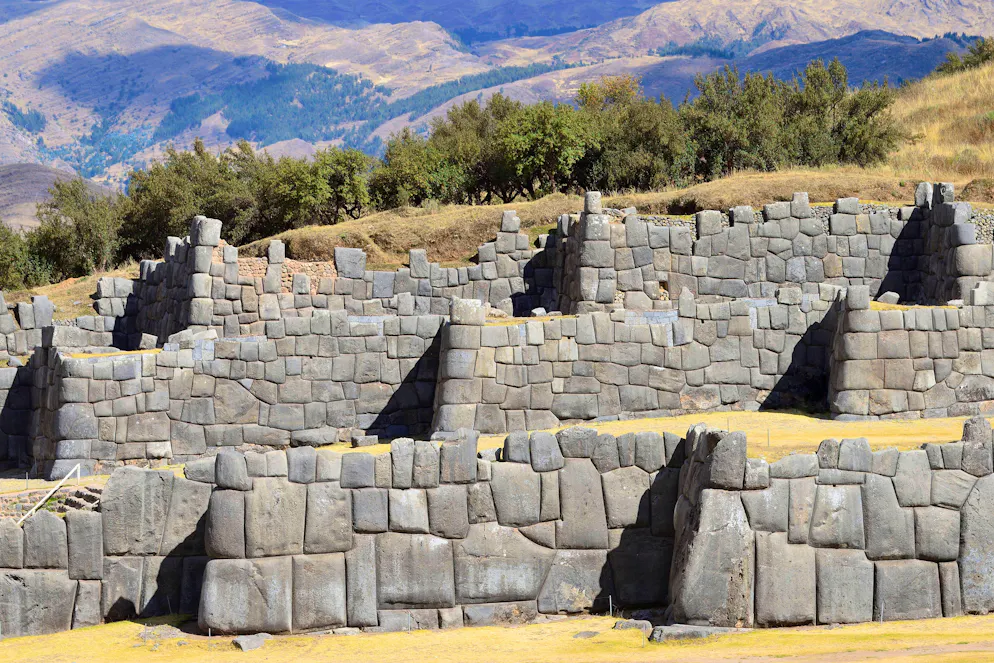 Théorie des anciens astronautes. En bordure de la ville de Cuzco, ancienne capitale de l'empire Inca, la construction de l'imposante forteresse de Sacsayhuamán, dont les pierres sont parfaitement empilées, aurait débuté il y a plus de 1000 ans.