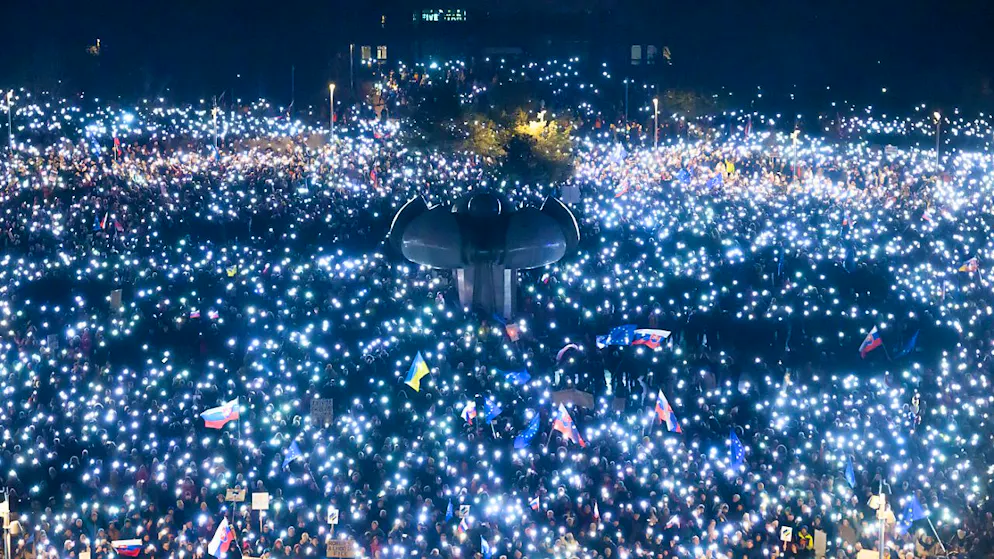 dpatopbilder - Zahlreiche Menschen halten ihre Handys hoch während des Protests gegen die Politik des linksnationalen Ministerpräsidenten Fico. Demonstranten werfen Fico einen prorussischen Kurs vor. Foto: Jaroslav Novák/TASR/dpa