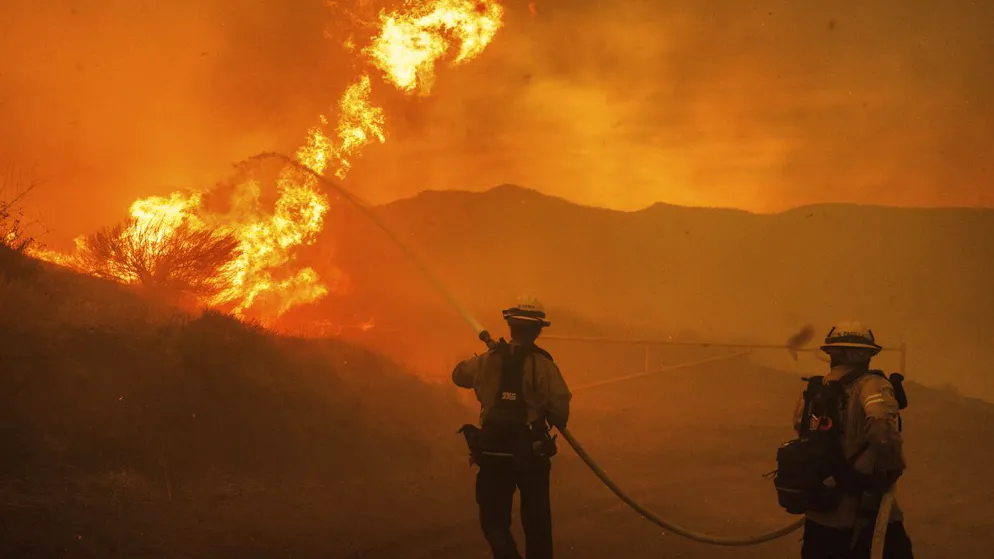 Feuerwehrleute bekämpfen das «Hughes Fire» nördlich von Los Angeles. (22. Januar 2025) 