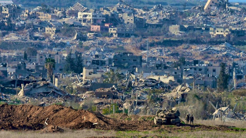 Israeli soldiers stand near a tank in southern Israel, close to the border with the Gaza Strip. Photo: Ohad Zwigenberg/AP/dpa