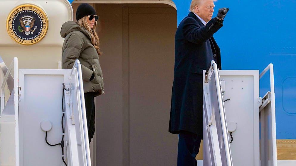 US-Präsident Donald Trump und First Lady Melania Trump gehen an Bord der Air Force One auf der Joint Base Andrews zu einer Reise nach North Carolina und Kalifornien. Foto: Jess Rapfogel/AP/dpa