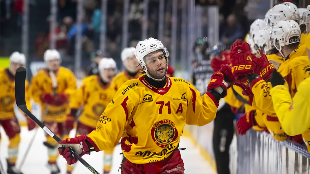Ein Rekord in Zug und viel Spektakel in Lausanne und Freiburg - Gallery. Julian Schmutz lässt sich bei Langnaus 5:4-Sieg in Freiburg (nach 0:3-Rückstand) als Doppeltorschütze feiern.