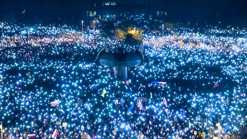 dpatopbilder - Numerous people hold up their cell phones during the protest against the policies of left-wing nationalist Prime Minister Fico. Demonstrators accuse Fico of pursuing a pro-Russian course. Photo: Jaroslav Novák/TASR/dpa