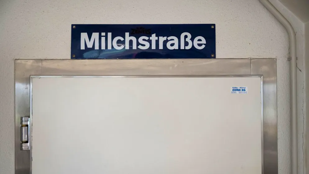 Emmi ist 2024 stärker gewachsen als erwartet: Der Luzerner Milchverarbeiter steigerte den Umsatz im Gesamtjahr aus eigener Kraft um 2,4 Prozent und übertraf damit sowohl die eigenen Erwartungen als auch jene der Finanzgemeinde. (Im Bild die Türe eines Kühlraums im Labor der Emmi Prodution)