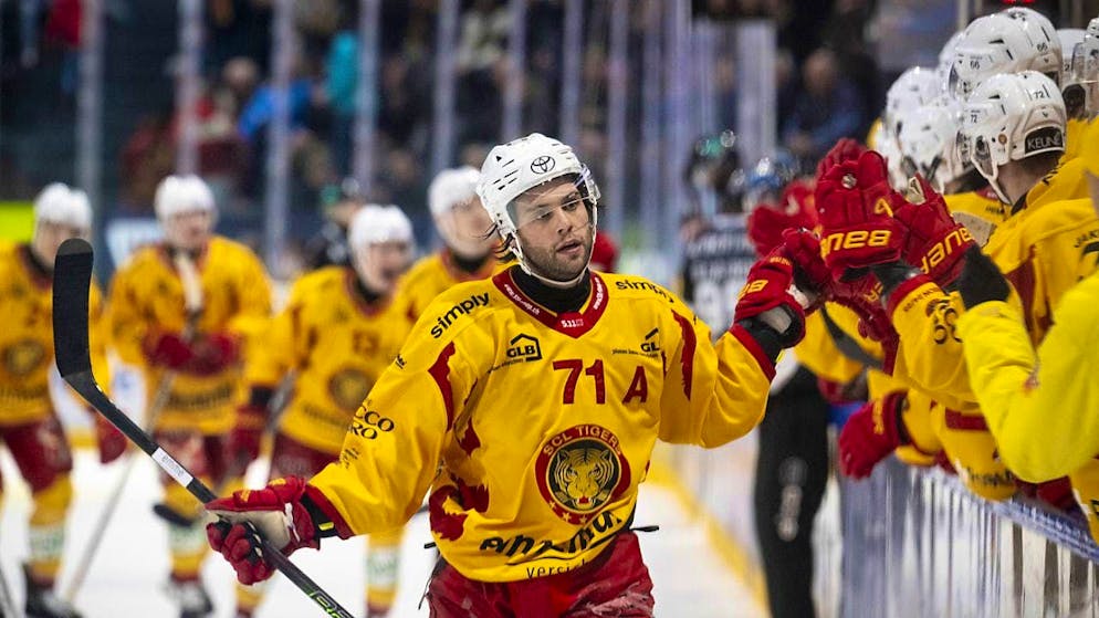A record in Zug and plenty of spectacle in Lausanne and Fribourg - Gallery. Julian Schmutz celebrates scoring twice in Langnau's 5-4 win in Freiburg (after trailing 3-0).