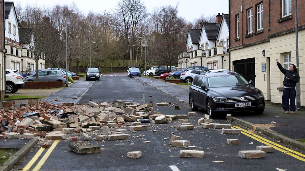 Eowyn ha portato con sé precipitazioni battenti e venti con raffiche fino a oltre i 180 chilometri orari. Nell'immagine una strada di Belfast, in Irlanda del Nord.