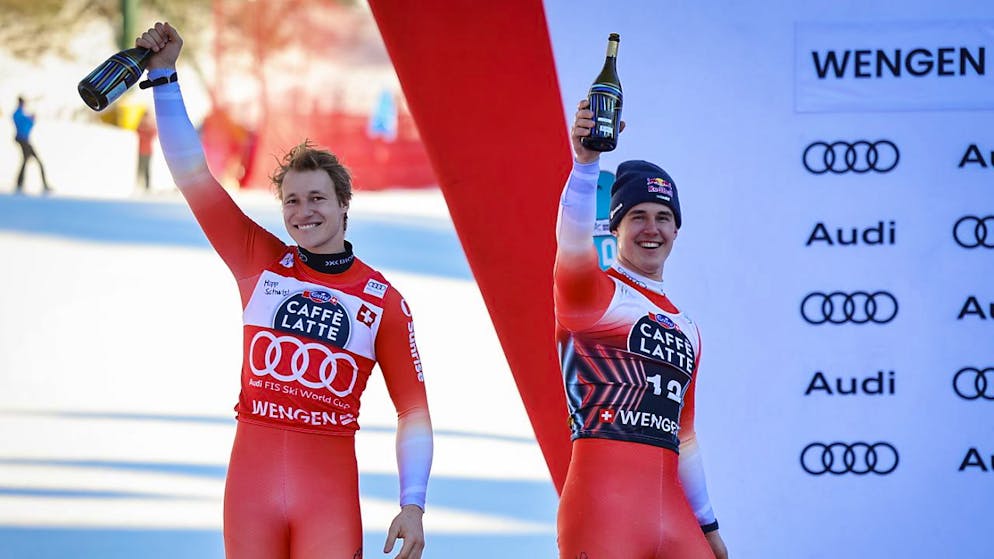 Abfahrts-Sieger Marco Odermatt (links) und der zweitklassierte Berner Franjo von Allmen jubeln vergangenen Samstag gemeinsam im Zielraum von Wengen
