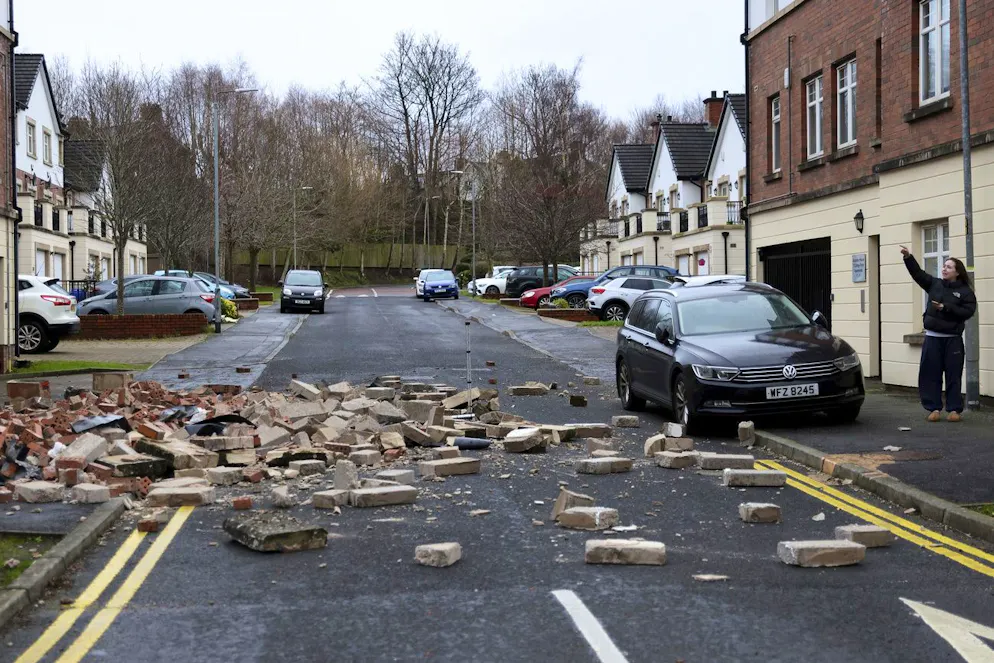 In Belfast ist im Sturm eine Backsteinmauer eingebrochen.
