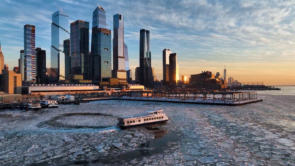Ice floes in New York. Extreme cold turns Hudson River into polar sea