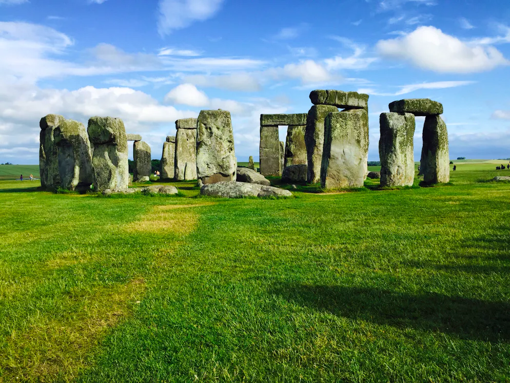 Théorie des anciens astronautes. En Angleterre, le site Stonehenge, dont certaines pierres atteignent 50 tonnes, a été construit il y a environ 4500 ans.