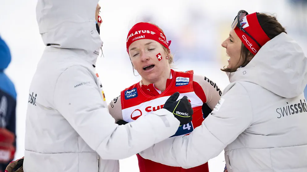 Verdiente Komplimente nach einem grossen Effort: Nadine Fähndrich wird im Ziel der Mixed-Staffel in Silvaplana von den Teamkollegen im Empfang genommen