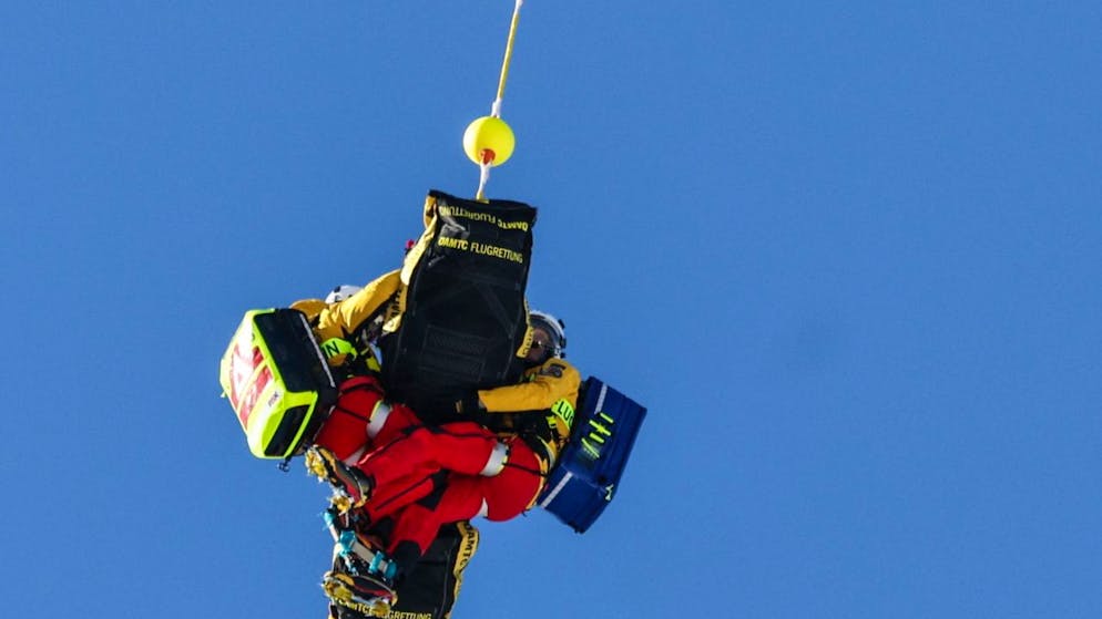Alexis Pinturault wird nach dem Sturz im Super-G von Kitzbühel abtransportiert