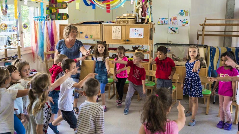 The school years begin with kindergarten. Some parents delay this and thus give their children an advantage that extends into secondary school.