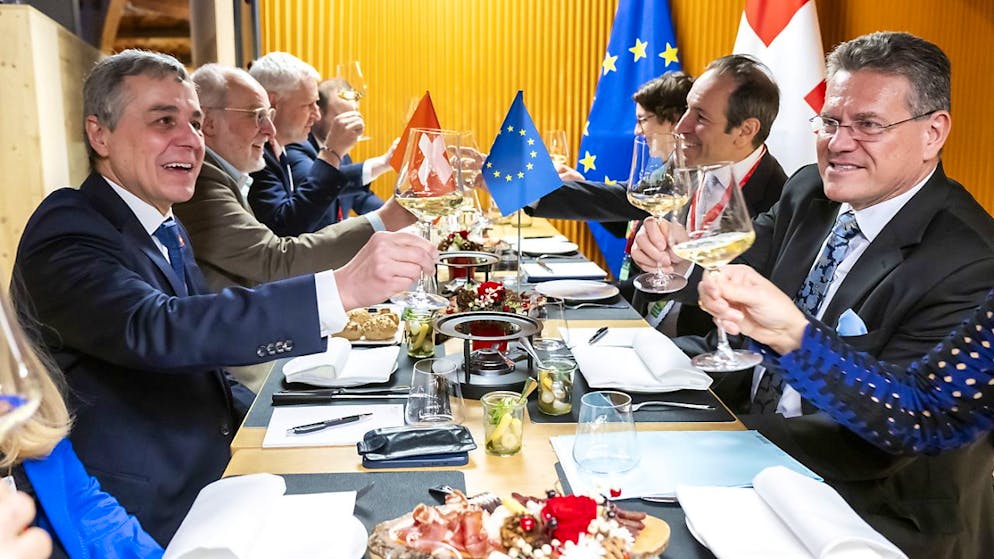 Plus de 50 rencontres bilatérales pour le Conseil fédéral au WEF - Gallery. Ignazio Casiss a partagé une fondue avec le commissaire européen Maros Sefcovic (à droite).