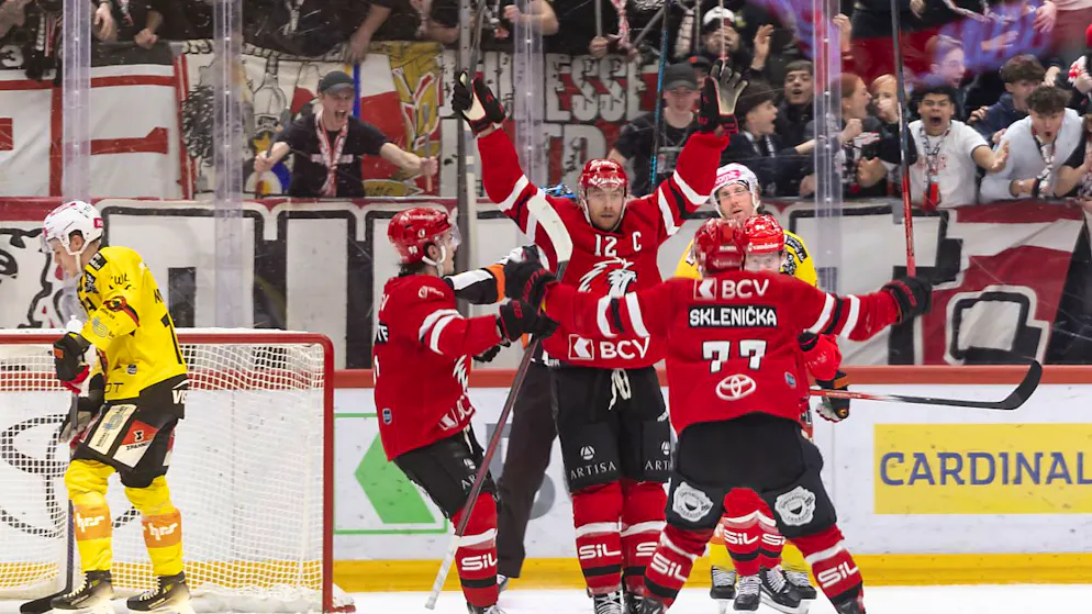 Leader Lausanne bejubelt den 5:4-Sieg nach Verlängerung (und nach einem 1:4-Rückstand) gegen den Schlittschuhclub Bern