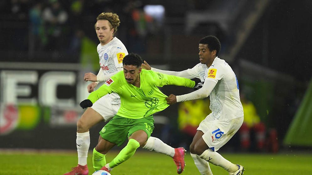 Kiels Andu Kelati im Zweikampf mit Wolfsburgs Tiago Tomas