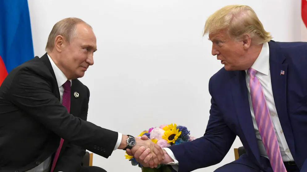 ARCHIV - Wladimir Putin (l), Präsident von Russland, und Donald Trump, Präsident der USA, geben sich während des G20-Gipfels die Hand. Foto: Susan Walsh/AP/dpa/Archivbild
