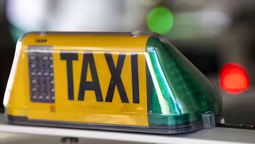 La donna aveva sottratto all'anziana un bottino dal valore di migliaia di euro.