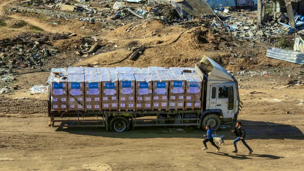 dpatopbilder - A truck carrying humanitarian aid from the United Nations Relief and Works Agency for Palestine Refugees in the Near East (UNRWA) enters the Gaza Strip at the Kerem Shalom crossing from Egypt, a few days after the ceasefire between Israel and Hamas came into force. Photo: Abed Rahim Khatib/dpa