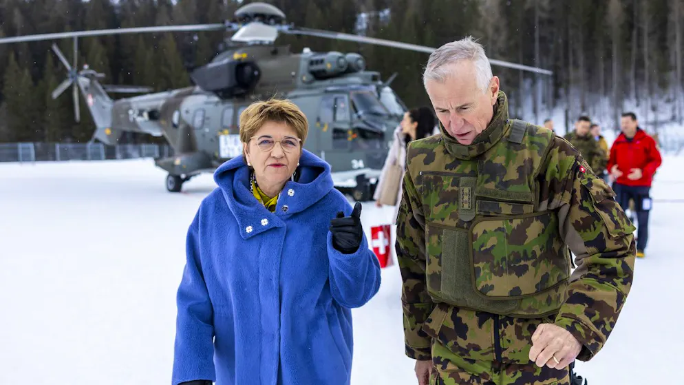 Bundesrätin Viola Amherd (l.) – hier mit Divisionär Maurizio Dattrino bei einem Truppenbesuch am WEF in Davos am Mittwoch – hätte das in der Kritik stehende Drohnen-Projekt der Armee vor drei Jahren gerne abgebrochen.