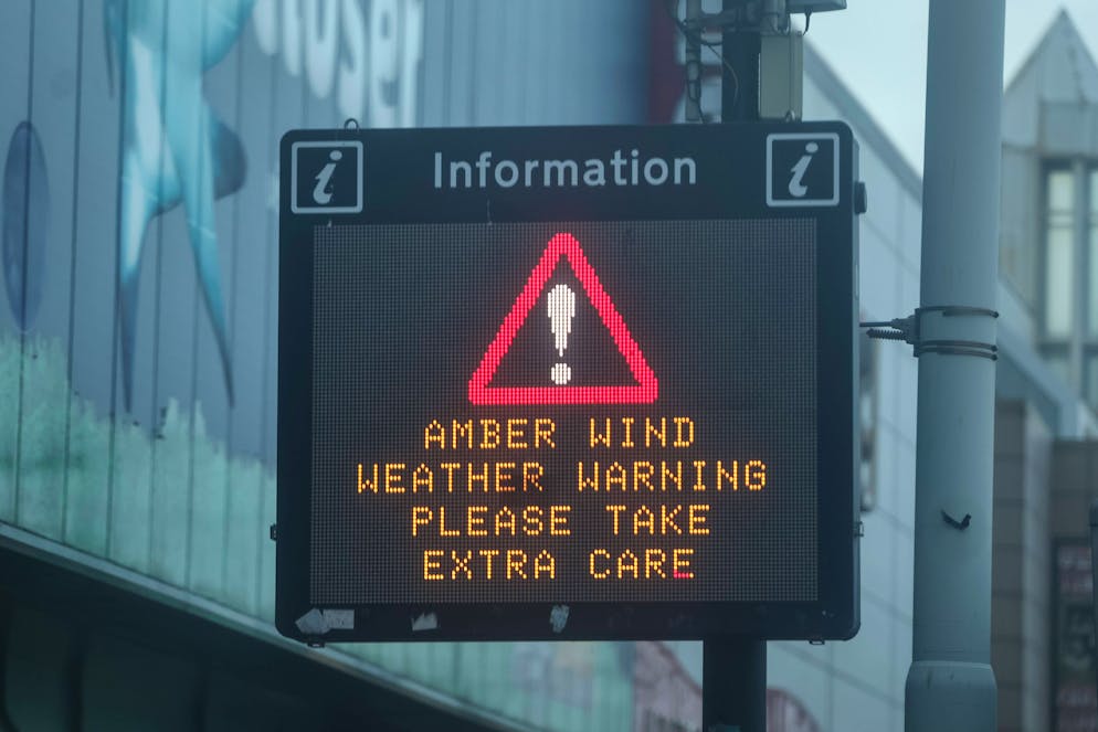 Un panneau d'information touristique affiche une alerte orange au vent alors que la tempête Eowyn s'abat sur la promenade de Blackpool après une alerte orange au vent annoncée par le Met Office, Blackpool, Royaume-Uni, 24 janvier 2025 