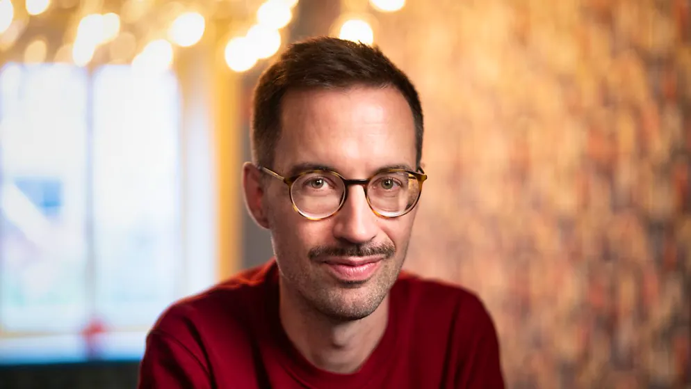 Der Regisseur Piet Baumgartner hat in die Familiengeschichte über Sprachlosigkeit nach dem Tod der Tochter eigene Erlebnisse aus seiner Jugend einfliessen lassen. "Bagger Drama" ist zum ersten Mal in der Schweiz an den Solothurner Filmtagen zu sehen.